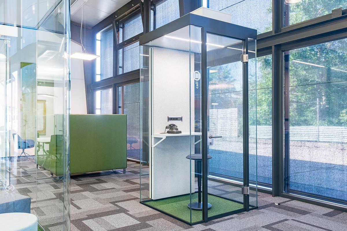 Room-in-room for phone calls in the office, compact but not cramped. Frameless glass surfaces create a spacious and pleasant feeling of space. Room in room for phone calls in the office, compact and yet not cramped. Frameless glass surfaces create a spacious and pleasant feeling of space
