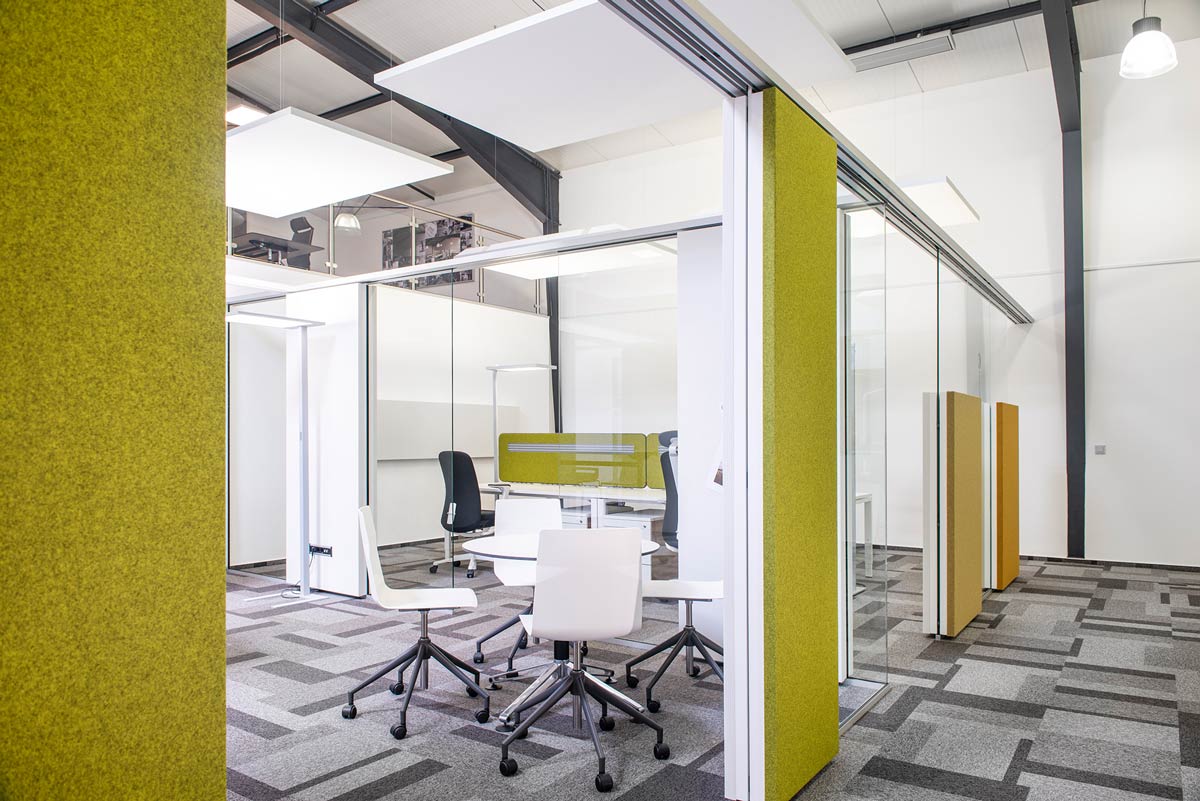 Absorbers and glass elements create calm in the office