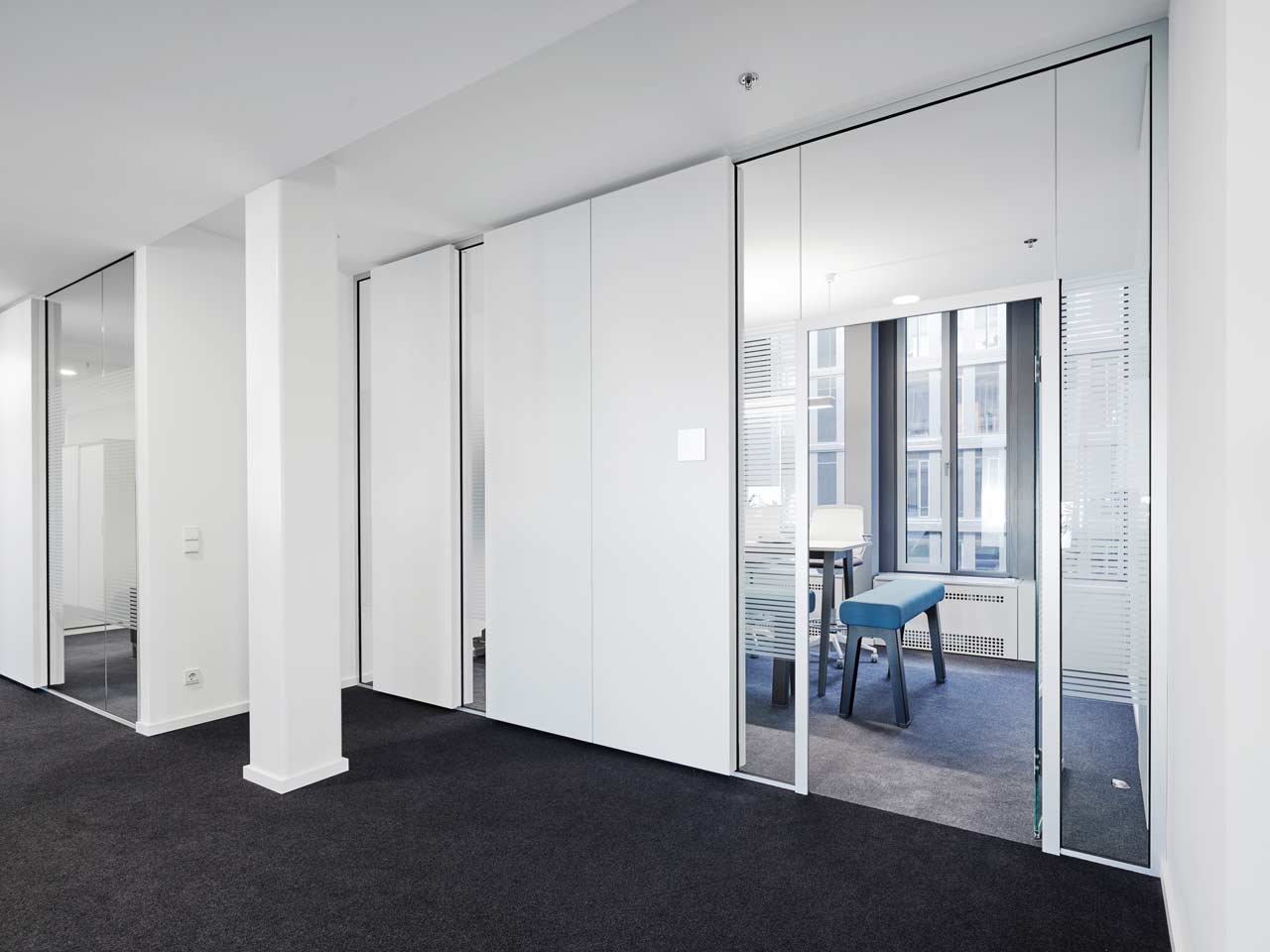 Glass wall with integrated absorbers
