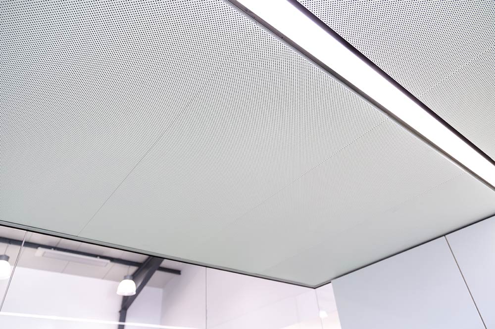 Think tank with acoustically effective ceiling
