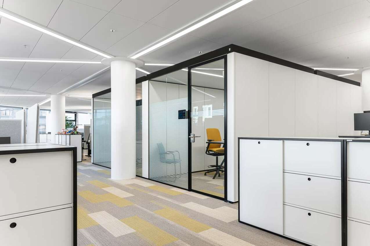 Room-in-room in the open space of an insurance company