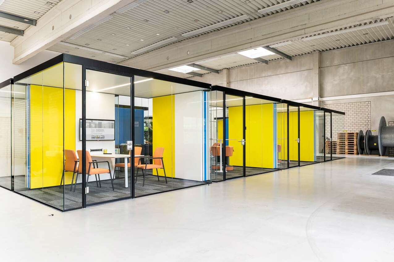   Raum-in-Raum Konstruktion ermöglicht autarke Hallenbüros