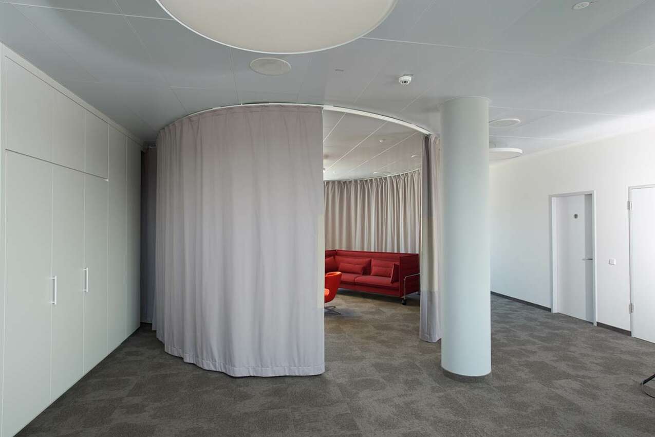 Akustikvorhang optimiert Nutzbarkeit der Lounge