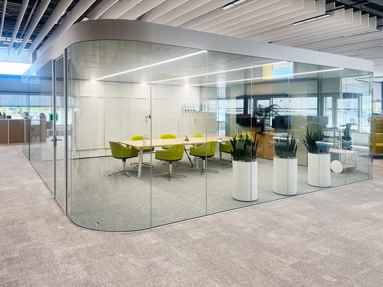 Meetingbox für viele Personen Meetingbox mit großer Deckenspannweite.