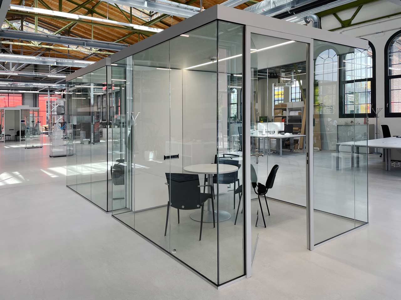 vetroCUBE auf einer Hallenfläche Raum-in-Raum auf sanierter Hallenfläche