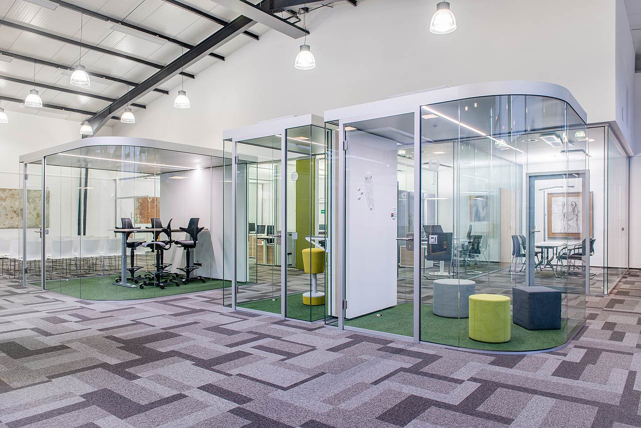 Raum-in-Raum mit runder Glaswand Raum-in-Raum für das smart office