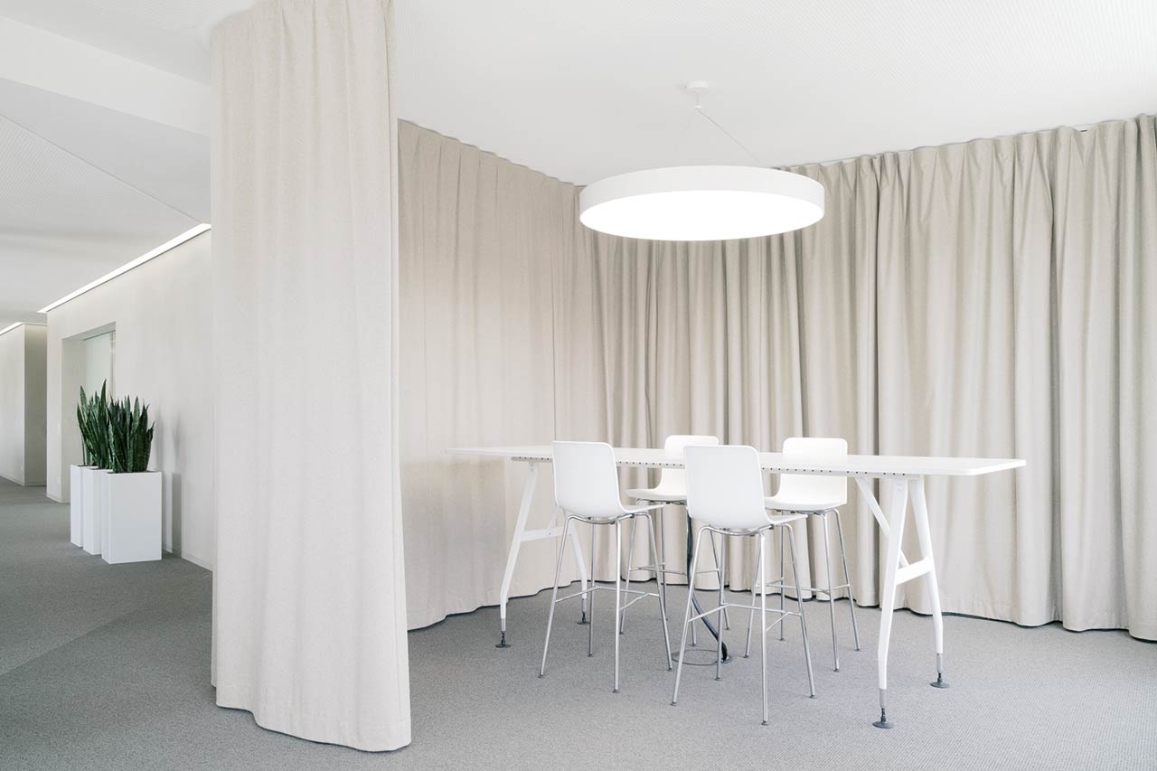 Meeting hinter Schallschutzvorhang