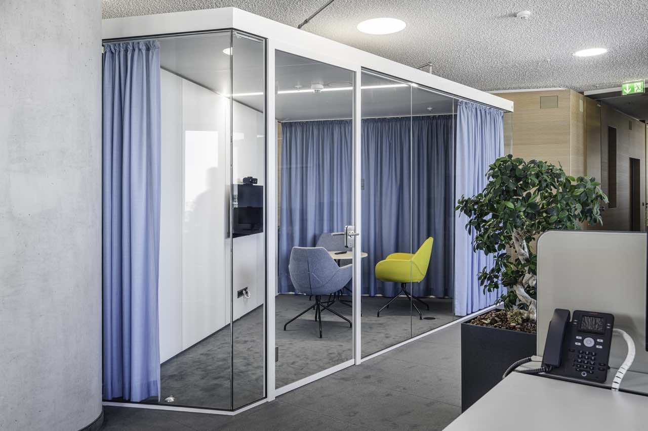 Raum-in-Raum mit schräger Wand vetroCUBE mit schräg zulaufender Wand
