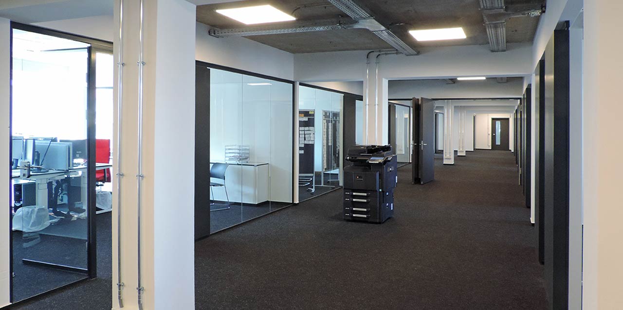 Glaswand im Flur mit Absorber Einheiten Optimierte Akustik mit Ruhemodulen im Büro