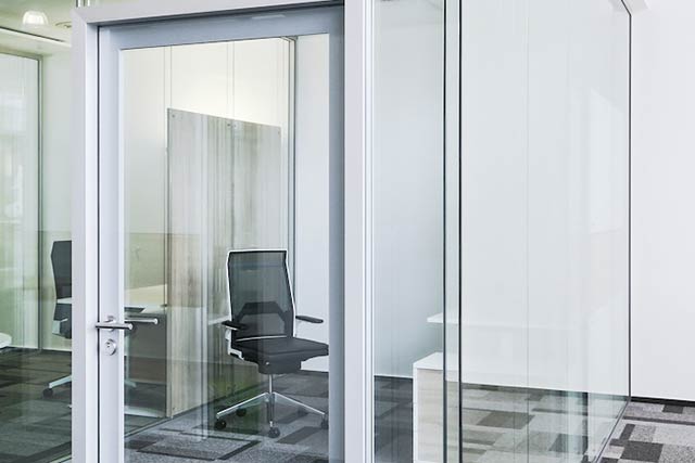 Glass wall highly sound-absorbing