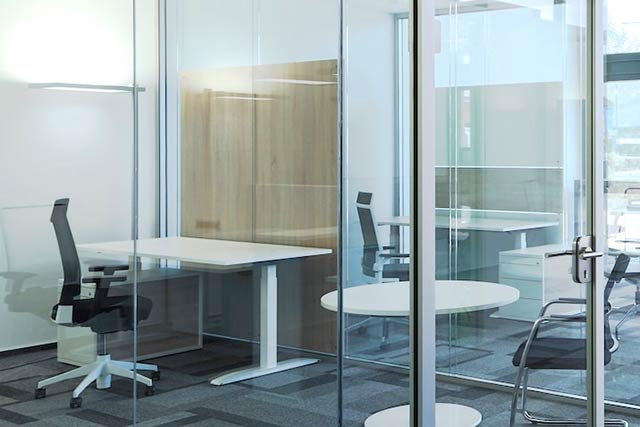 Glass wall without vertical frame