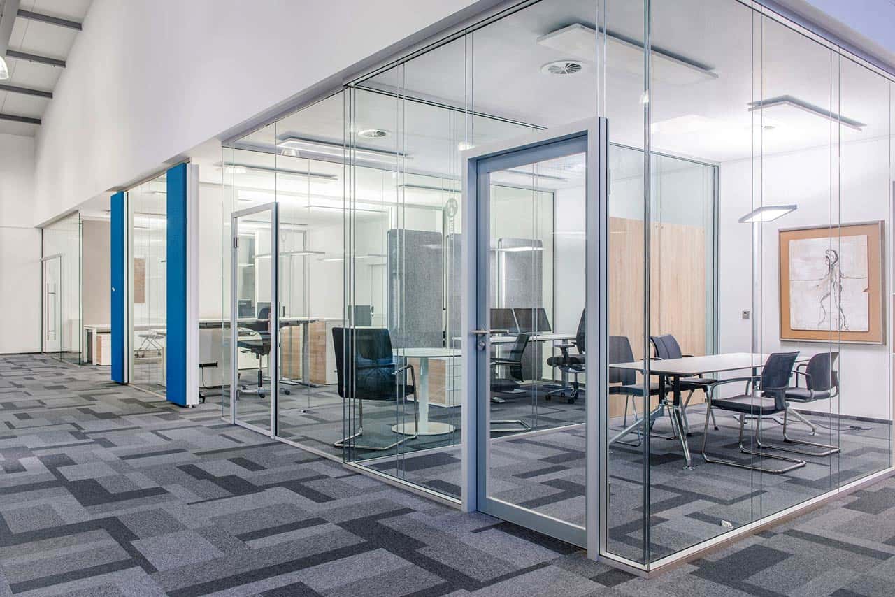 The glass wall optimises visual relationships