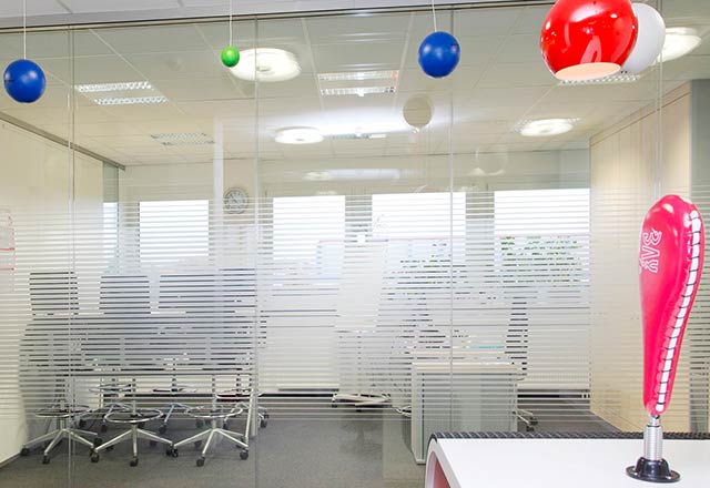 Glaswand mit Folierung Glaswand Foliendesign oder Siebdruck