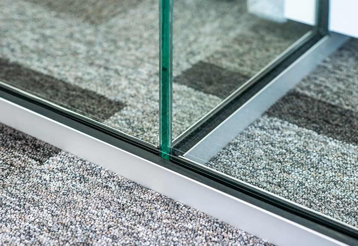 Glaswand Sockeldetail Rahmenlose Glaswand Bodenanschluss